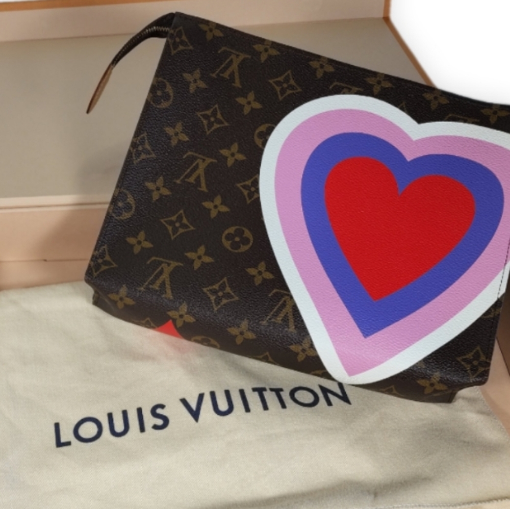 LOUIS VUITTON Limited Edition Game On Toiletry Pouch 26 - Like New